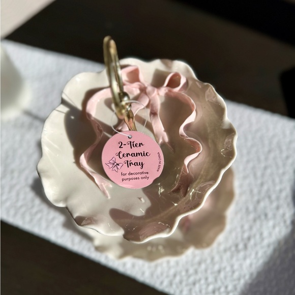 Pink bow ceramic scalloped 2 tier tray - Picture 5 of 10
